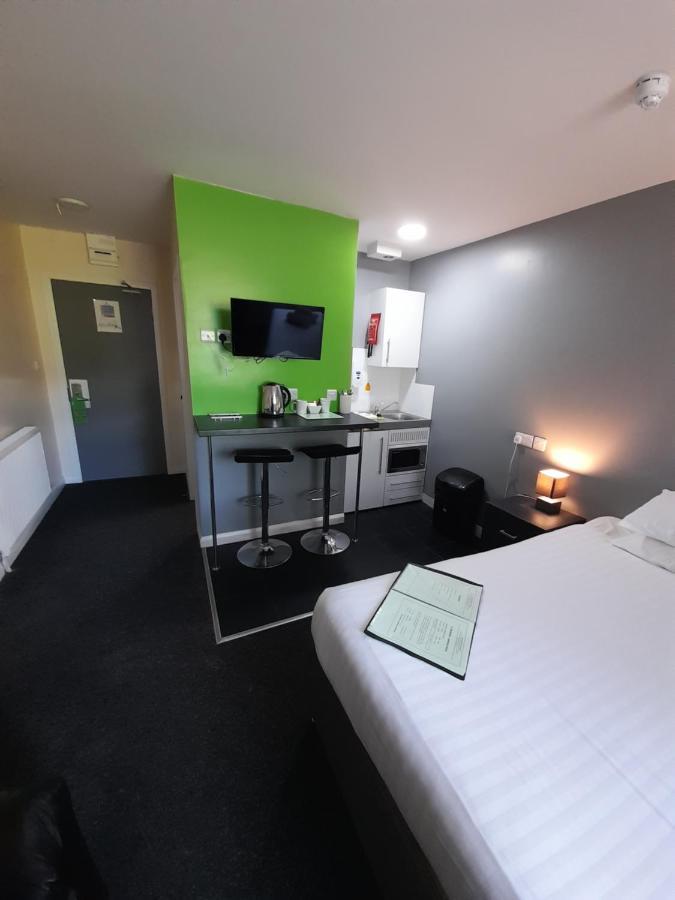 Lymedale Suites Studios & Aparthotel In Newcastle Under Lyme & Stoke Bagian luar foto