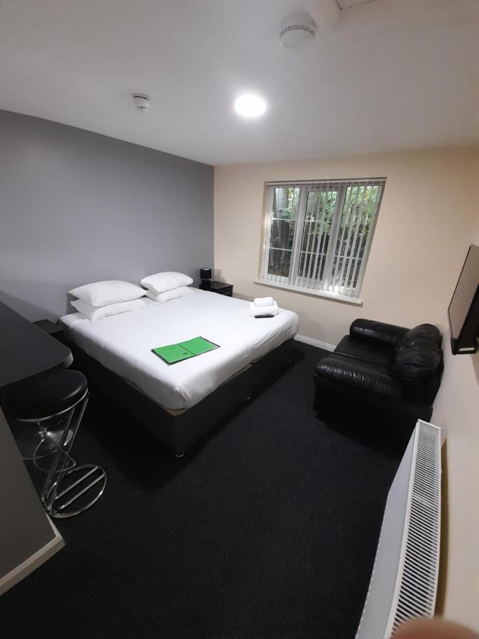 Lymedale Suites Studios & Aparthotel In Newcastle Under Lyme & Stoke Bagian luar foto