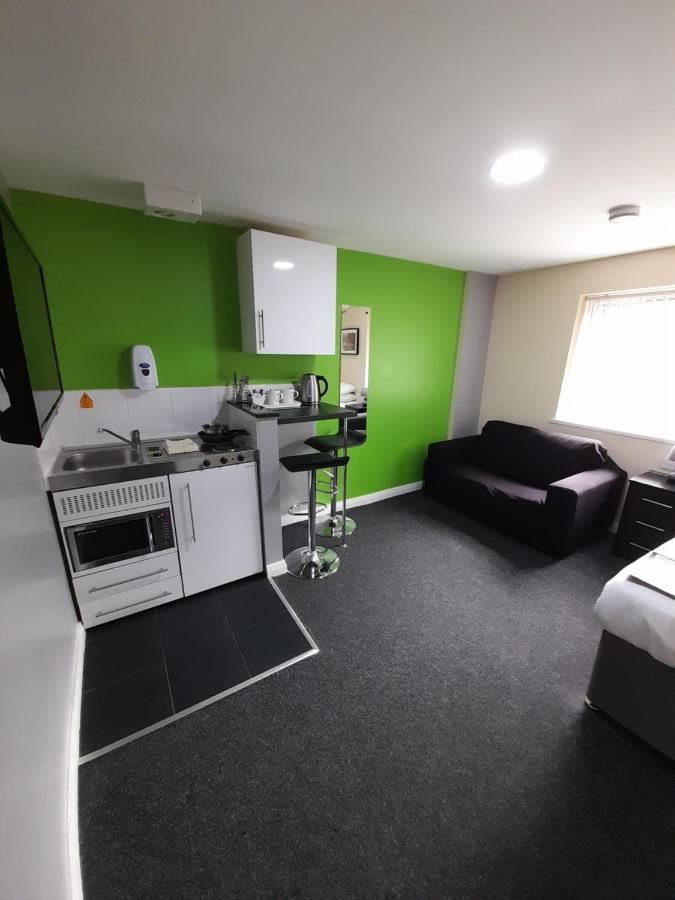 Lymedale Suites Studios & Aparthotel In Newcastle Under Lyme & Stoke Bagian luar foto