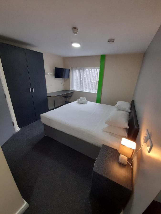 Lymedale Suites Studios & Aparthotel In Newcastle Under Lyme & Stoke Bagian luar foto