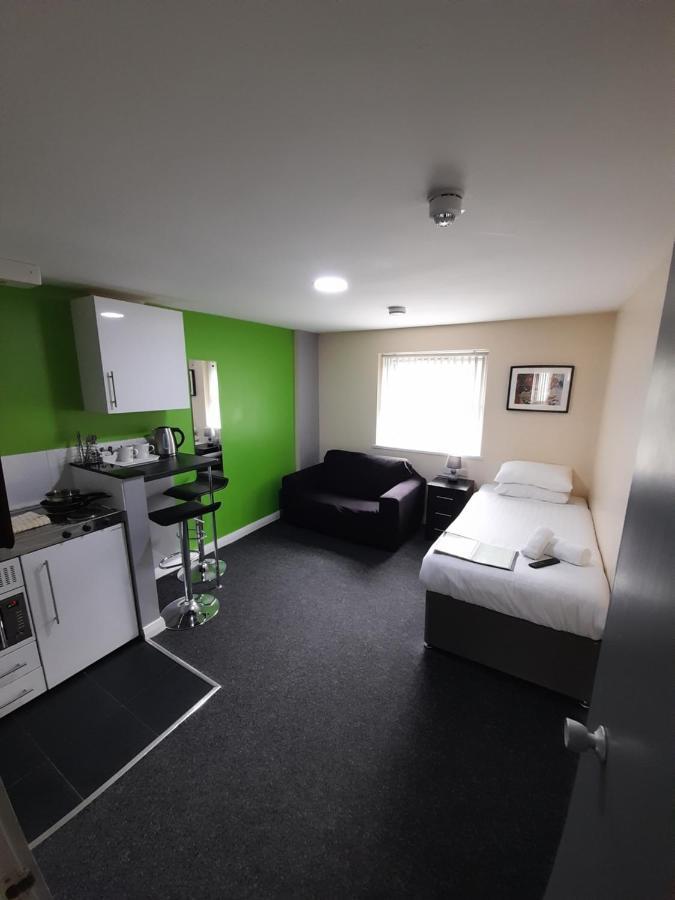 Lymedale Suites Studios & Aparthotel In Newcastle Under Lyme & Stoke Bagian luar foto